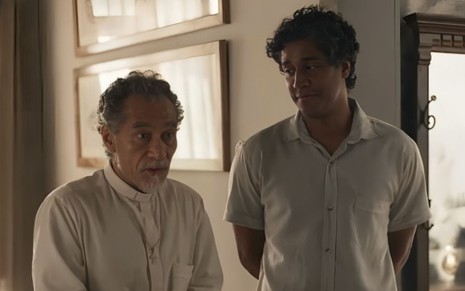 Santo (Chico Diaz) e Lívio (Breno da Matta) estão em pé e lado a lado em cena da novela Renascer