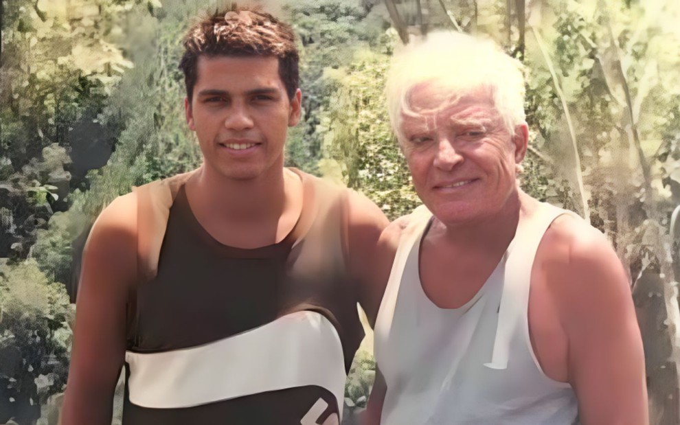 Roger Naumtchyk e Cid Moreira estão lado a lado, abraçados e sorridentes