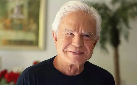 Cid Moreira está sorrindo discretamente