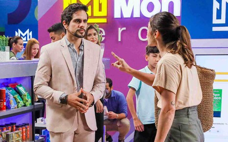 Vitor (Ciro Sales) olha para Mariana (Juliana Schalch), de costas na imagen, em cena da novela