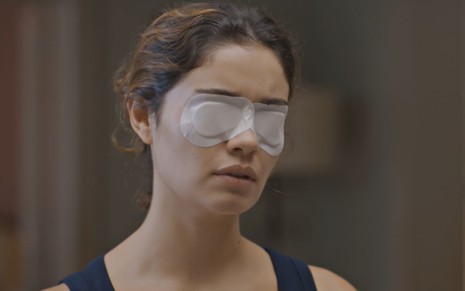 Sophie Charlotte usa tampões nos olhos em cena como Maíra na novela Todas as Flores