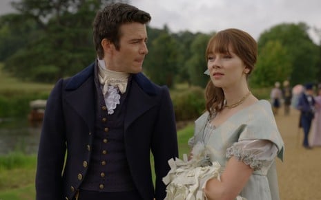 Benedict (Luke Thompson) e Eloise (Claudia Jessie) estão em um parque em cena da terceira temporada da série Bridgerton