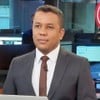 Renan de Souza tem expressão séria em bancada da CNN Brasil