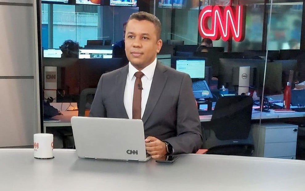 Renan de Souza tem expressão séria em bancada da CNN Brasil