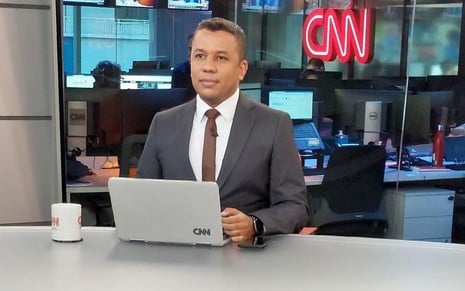 Renan de Souza tem expressão séria em bancada da CNN Brasil