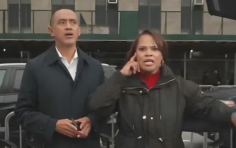 Laura Coates e um homem ao seu lado têm expressões de choque durante transmissão da CNN em Nova York