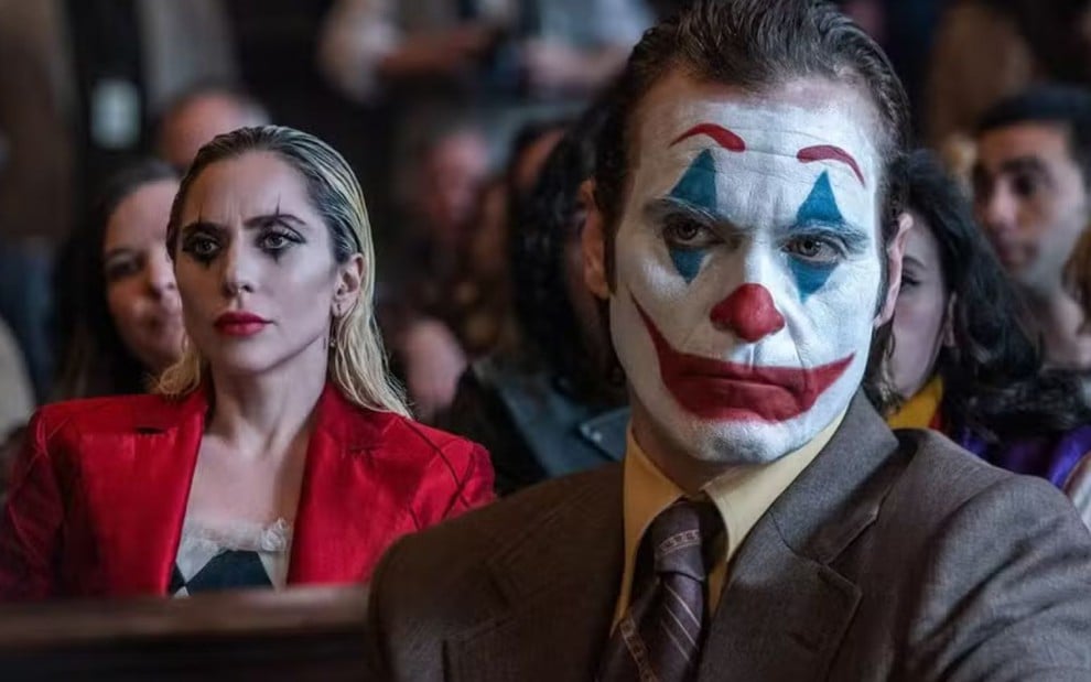 Lady Gaga e Joaquin Phoenix em cena de Coringa: Delírio a Dois