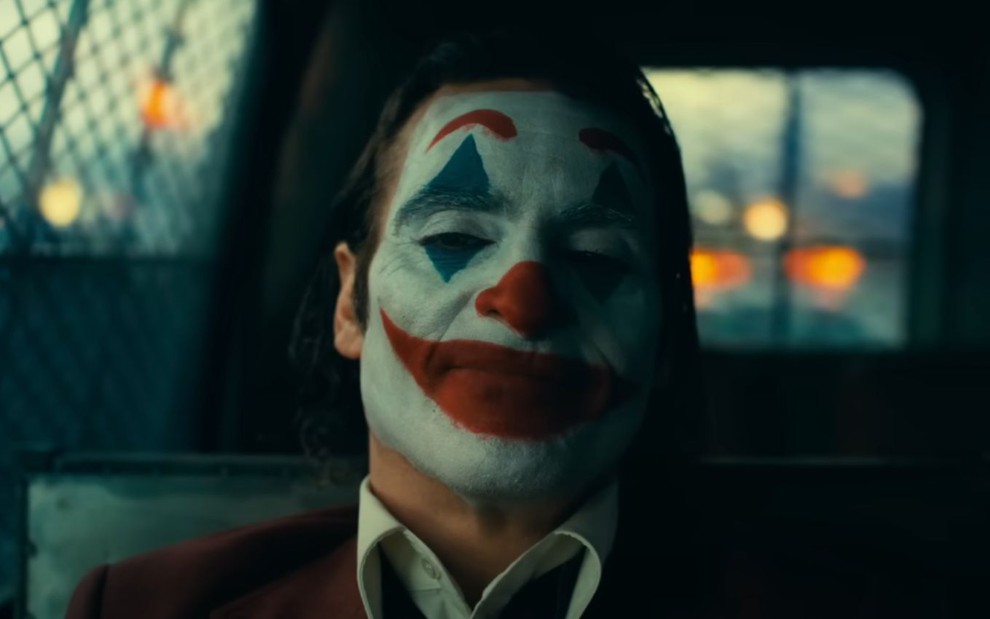 Joaquin Phoenix como Arthur Fleck em Coringa: Delírio a Dois