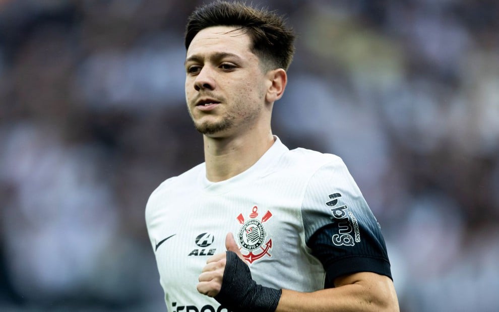 Garro, do Corinthians, veste uniforme branco com detalhes pretos durante partida da equipe