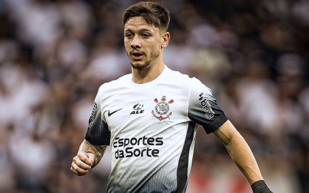 Garro, do Corinthians, veste uniforme branco com detalhes pretos durante partida da equipe