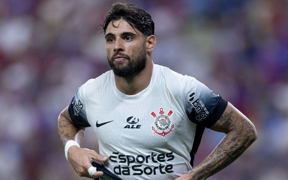 Yuri Alberto, do Corinthians, comemora gol e veste uniforme branco com detalhes pretos