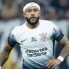 Memphis Depay, do Corinthians, veste uniforme branco com detalhes pretos durante partida