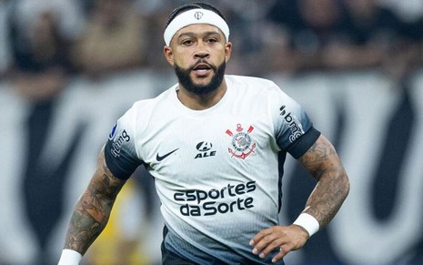 Memphis Depay, do Corinthians, veste uniforme branco com detalhes pretos durante partida