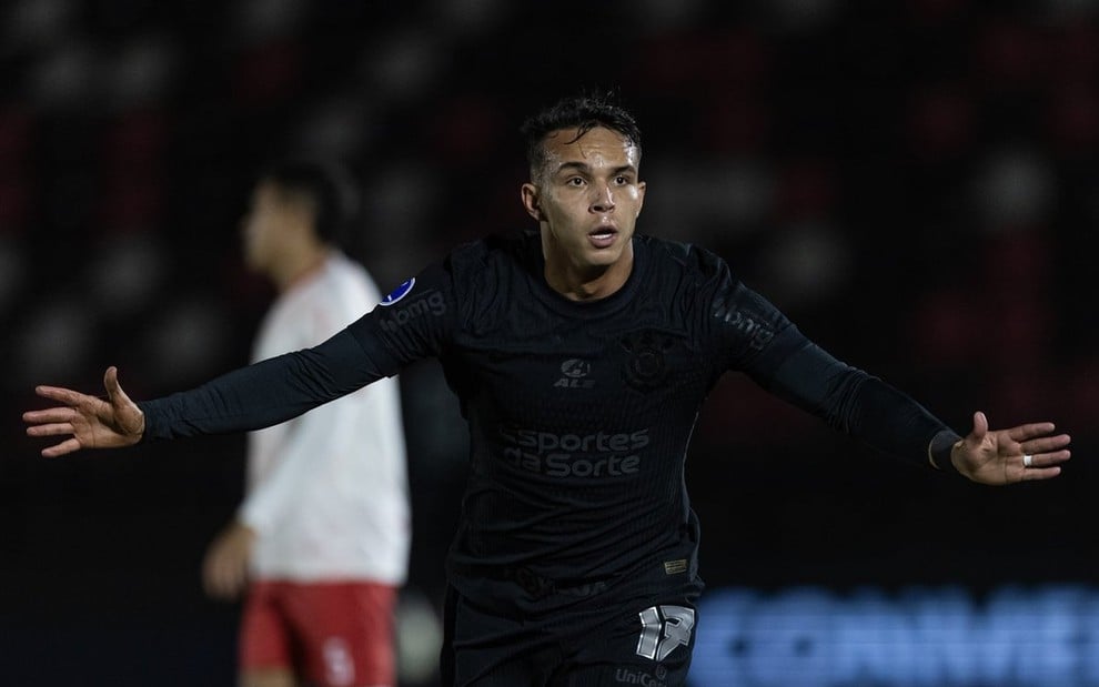 Giovani comemora com os braços abertos durante jogo do Corinthians