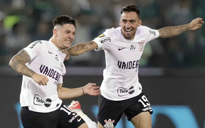 Rodrigo Garro e Vitor Meer comemoram gol do Corinthians em jogo contra o Palmeiras