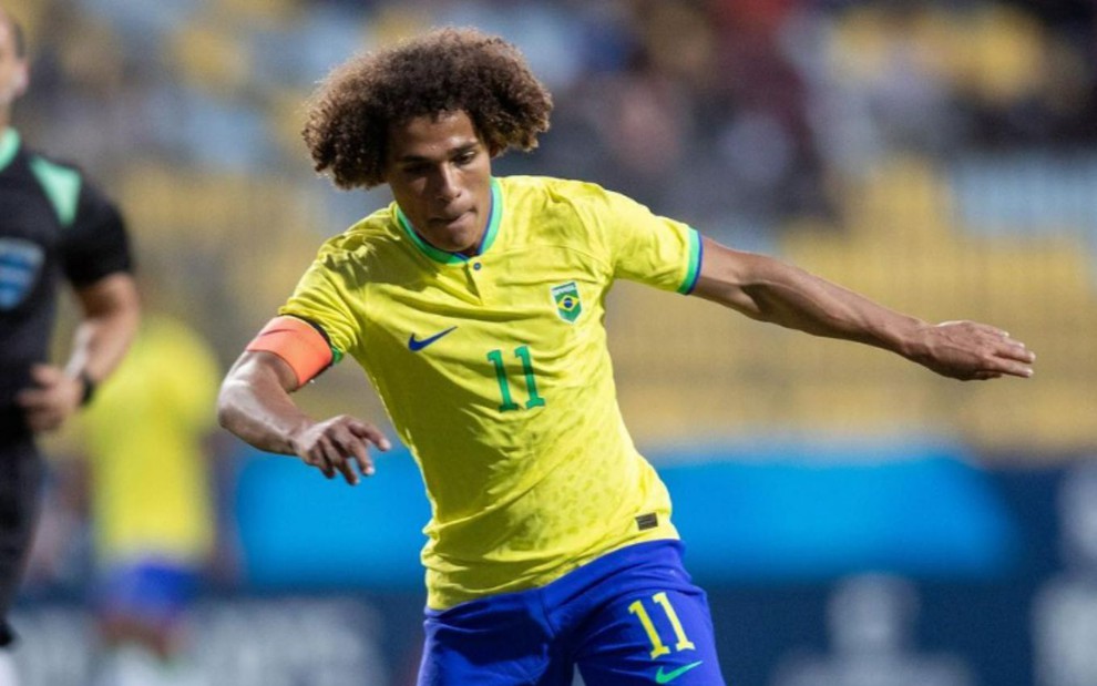 Jogador Guilherme Biro domina bola em jogo do Brasil contra a Venezuela na última quinta (8); atleta usa o uniforme verde e azul da seleção