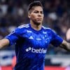 Kaio Jorge, do Cruzeiro, comemora gol em partida e veste uniforme azul com detalhes brancos