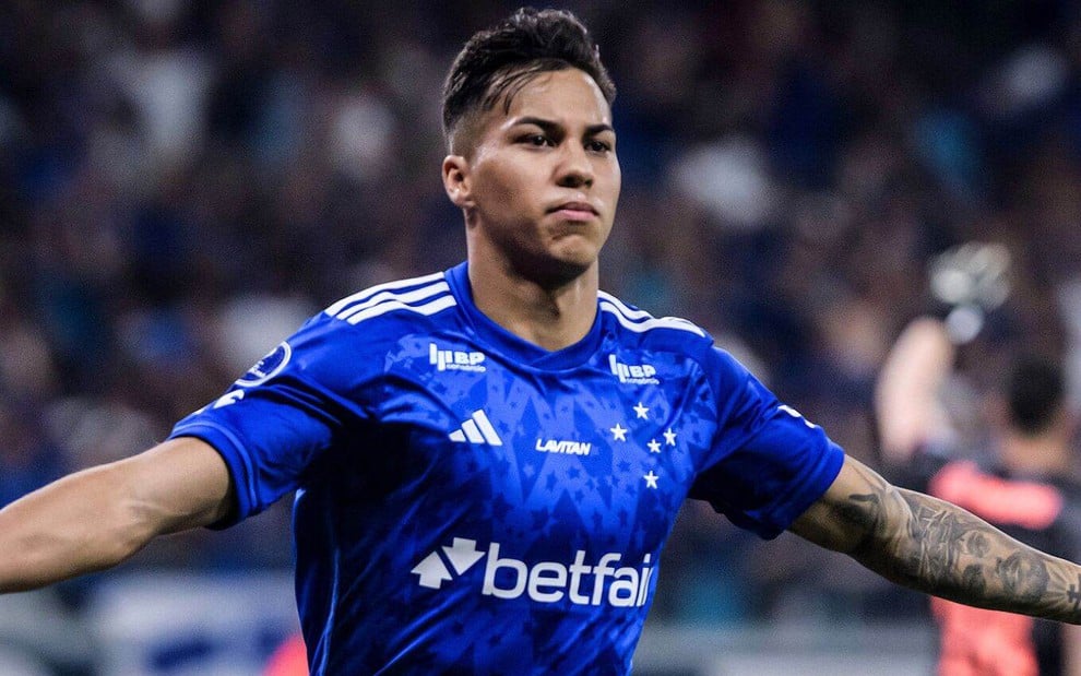 Kaio Jorge, do Cruzeiro, comemora gol em partida e veste uniforme azul com detalhes brancos