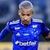 Matheus Pereira, do Cruzeiro, veste uniforme azul com detalhes brancos durante partida da equipe