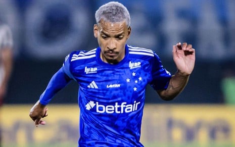 Matheus Pereira, do Cruzeiro, veste uniforme azul com detalhes brancos durante partida da equipe