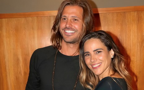 Dado Dolabella e Wanessa Camargo estão abraçados e sorrindo em foto do Instagram