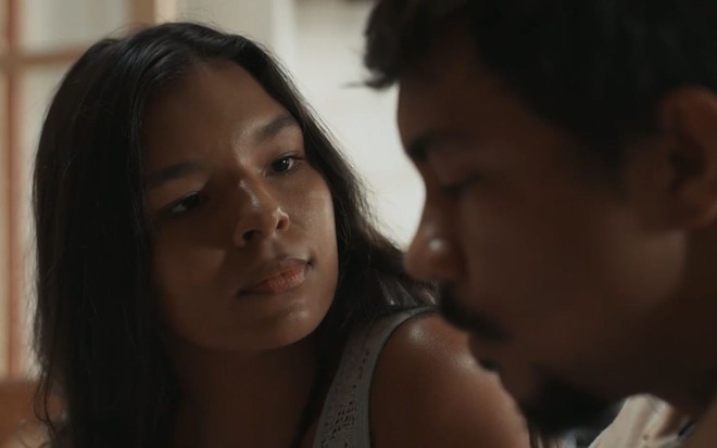 Em cena de Renascer, Mell Muzzillo está conversando com Xamã, que olha para baixo