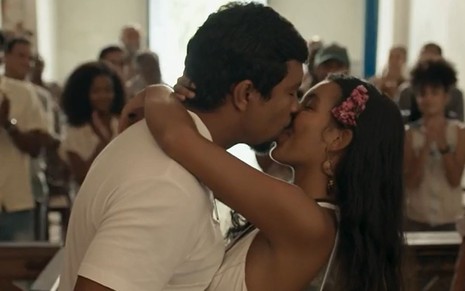 Os atores Xamã e Mell Muzzillo se beijando em cena do casamento de Damião e Ritinha em Renascer