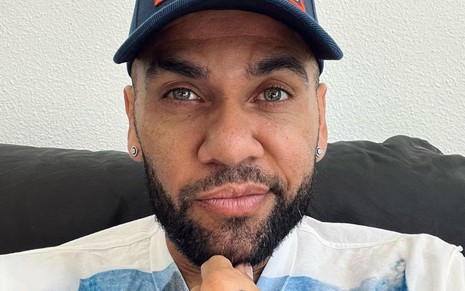 Daniel Alves posando com boné em foto do Instagram