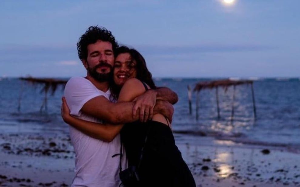 Daniel de Oliveira e Sophie Charlotte abraçados