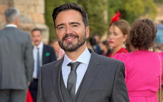 O autor Daniel Ortiz de terno e gravata, sorrindo para foto