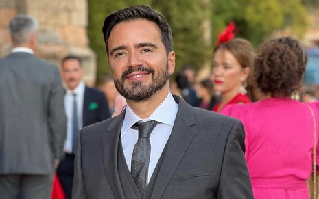 Daniel Ortiz posa de terno em um casamento na Europa