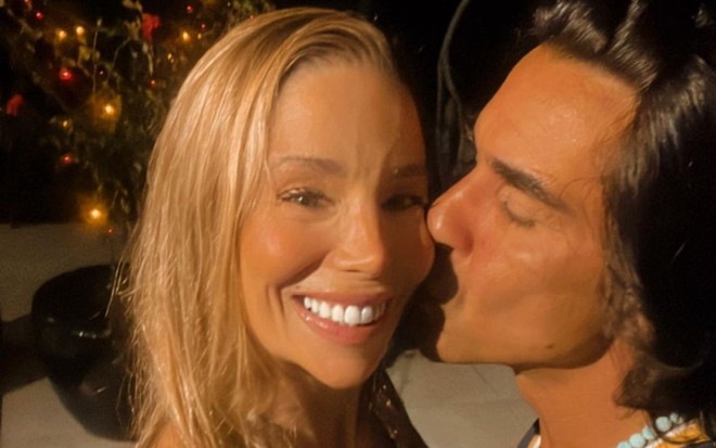André Gonçalves beija rosto de Danielle Winits