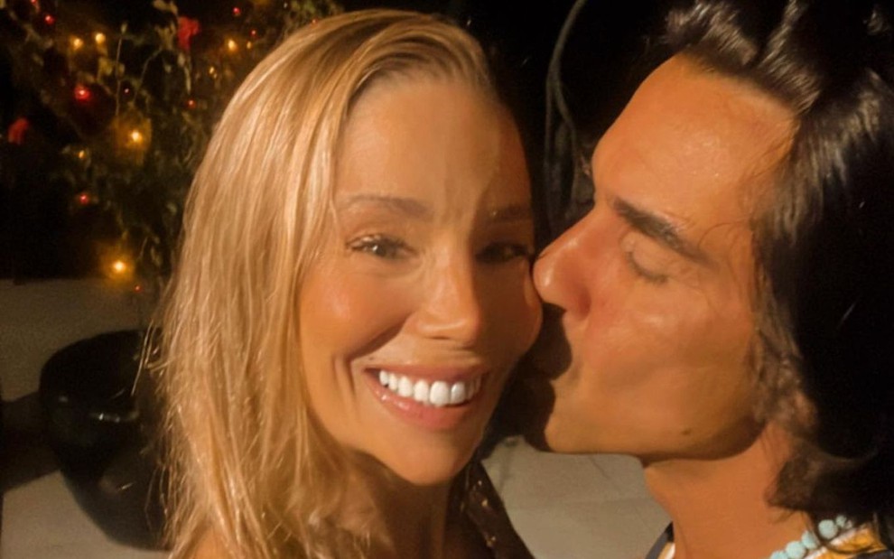 André Gonçalves beija rosto de Danielle Winits