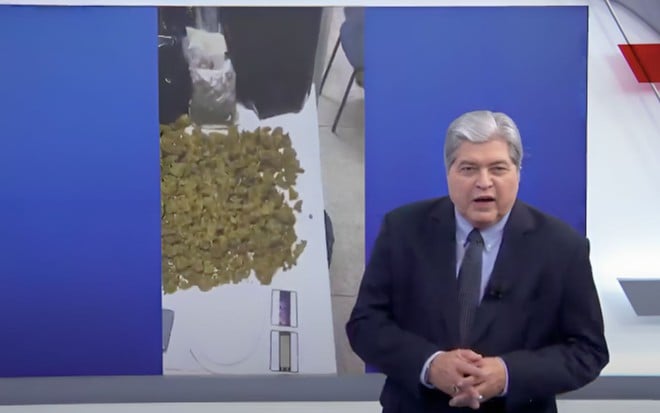 O apresentador José Luiz Datena diante de imagens de maconha ao fundo