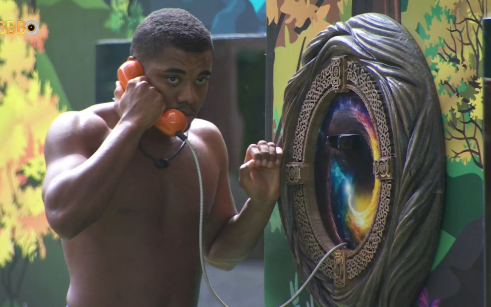 Davi no Big Fone do BBB 24, com olhar sério