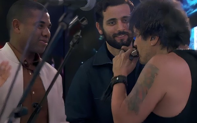 Davi Brito e Matteus Amaral olham Paulo Ricardo cantar na festa do BBB 24