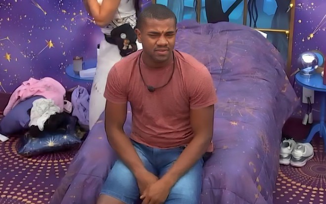 Davi Brito sentado na cama do quarto magia do BBB 24