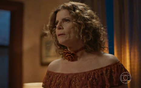 Debora Bloch com expressão séria em cena como Deodora na novela No Rancho Fundo