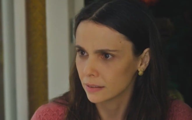 Débora Falabella com expressão séria em cena da novela Terra e Paixão