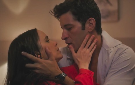 Lucinda (Débora Falabella) prestes a beijar Marino (Leandro Lima) em Terra e Paixão