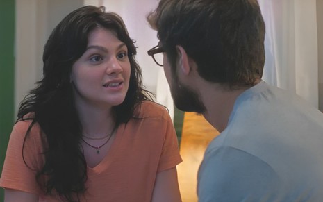 Petra (Debora Ozório) conversa com Hélio (Rafael Vitti), que aparece de costas em cena da novela Terra e Paixão