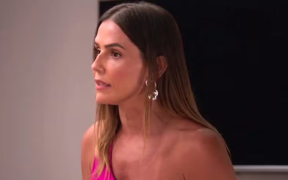 Deborah Secco com expressão séria na novela Elas por Elas