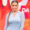 A atriz Deborah Secco em gravação do Pipoca da Ivete, no ano passado; ela usa blusa e está à frente de painel com cores vibrantes