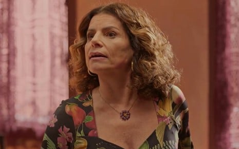 Debora Bloch com expressão furiosa em cena como Deodora na novela No Rancho Fundo