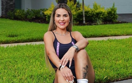 Deolane Bezerra está sentada no gramado de sua casa em Orlando, nos EUA