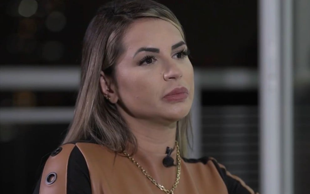 Deolane Bezerra está séria em entrevista ao Fantástico em 2021