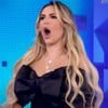 Deolane Bezerra está com a boca aberta em sinal de espanto, no Programa Silvio Santos com Patricia Abravanel