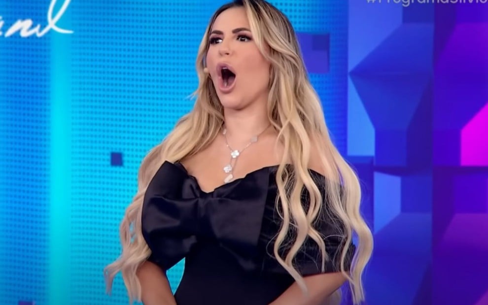 Deolane Bezerra está com a boca aberta em sinal de espanto, no Programa Silvio Santos com Patricia Abravanel