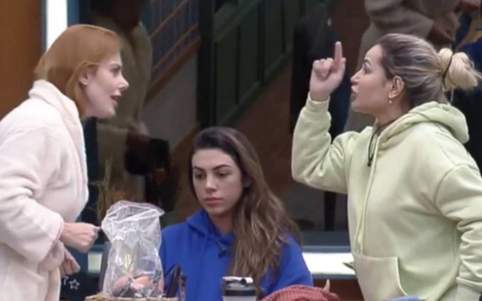 Deolane Bezerra apontando o dedo para Deborah Albuquerque