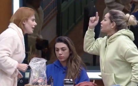 Deolane Bezerra apontando o dedo para Deborah Albuquerque